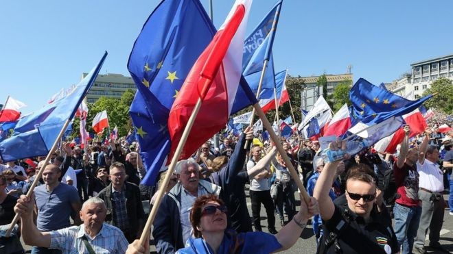 Biggest anti-government protest in Poland since 1989 - ảnh 1